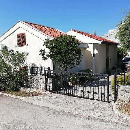 Apartment Basic Petrcane Buitenkant foto