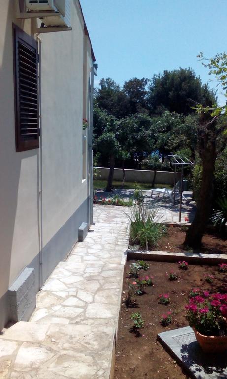 Apartment Basic Petrcane Buitenkant foto