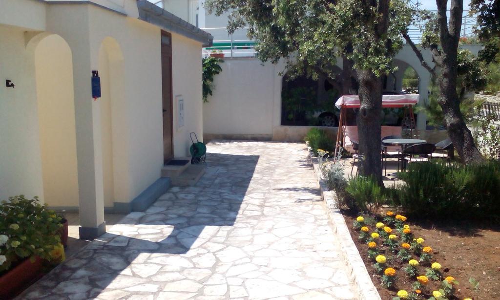 Apartment Basic Petrcane Buitenkant foto