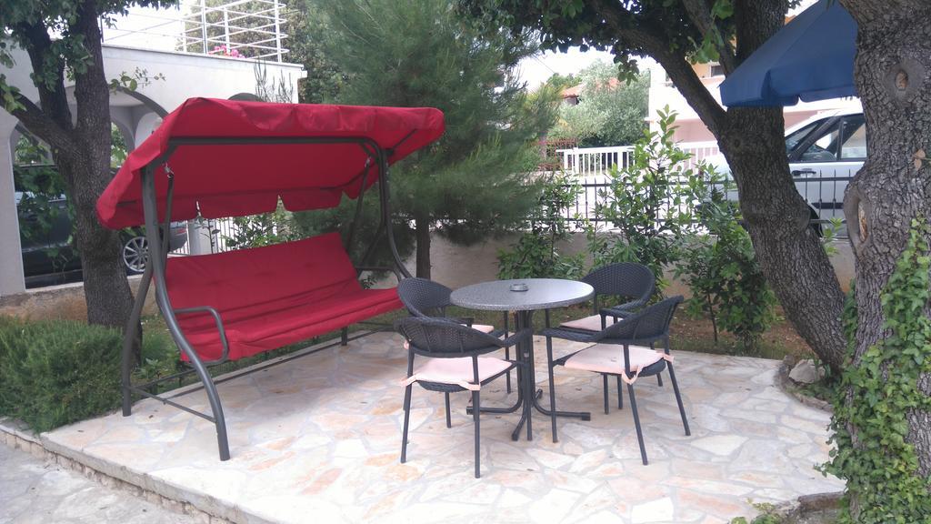 Apartment Basic Petrcane Buitenkant foto
