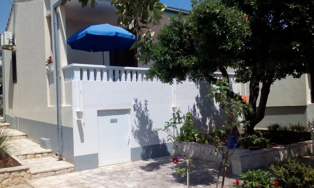 Apartment Basic Petrcane Buitenkant foto