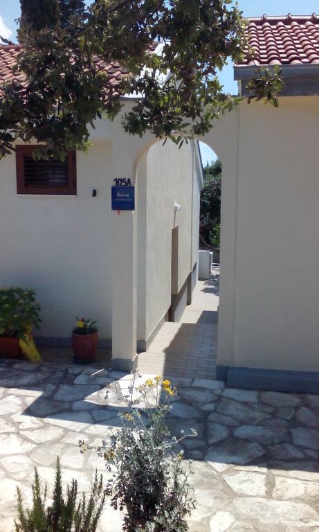 Apartment Basic Petrcane Buitenkant foto