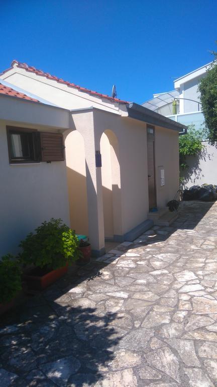 Apartment Basic Petrcane Buitenkant foto