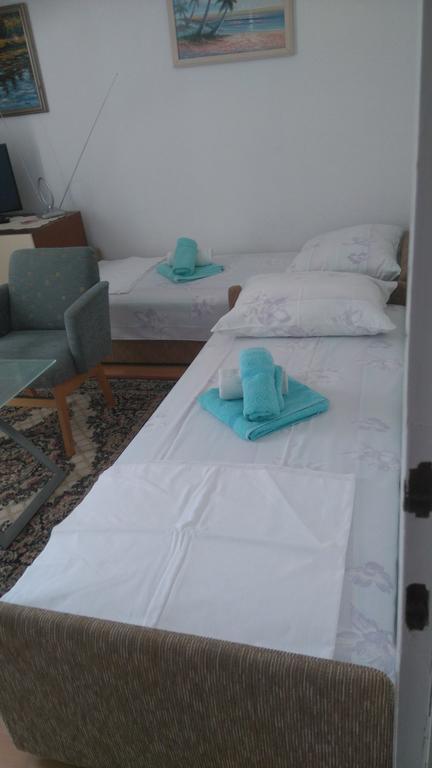 Apartment Basic Petrcane Buitenkant foto