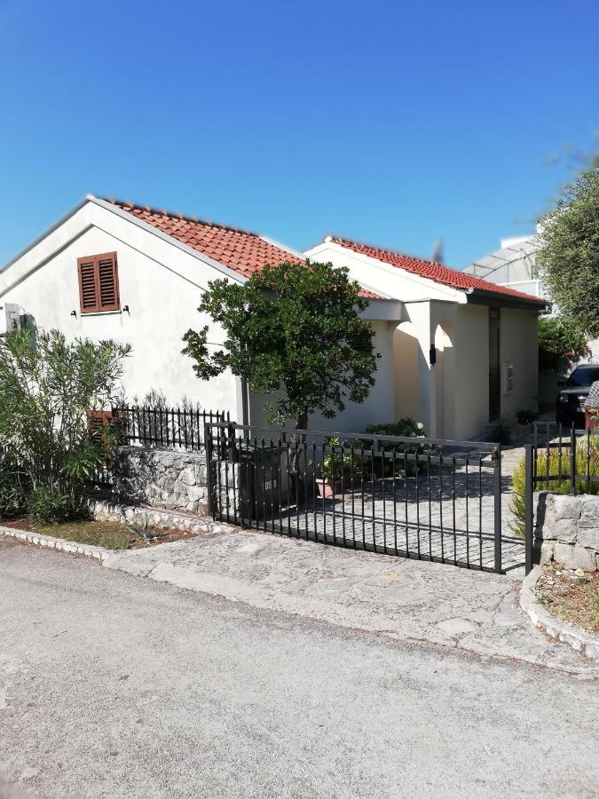 Apartment Basic Petrcane Buitenkant foto