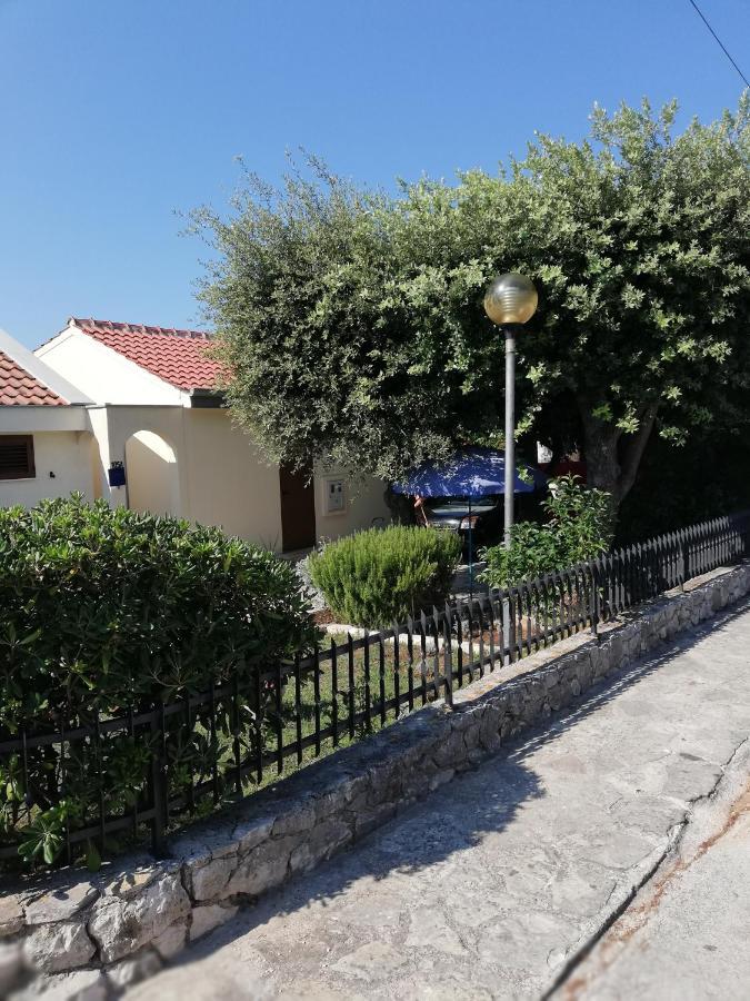 Apartment Basic Petrcane Buitenkant foto